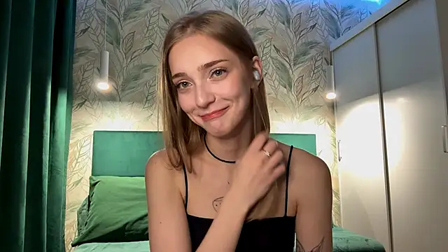 Snapshot of EvaPeace chatting on 10-19-25, 05:05 EvaPeace online show from 10-19-25, 05:05