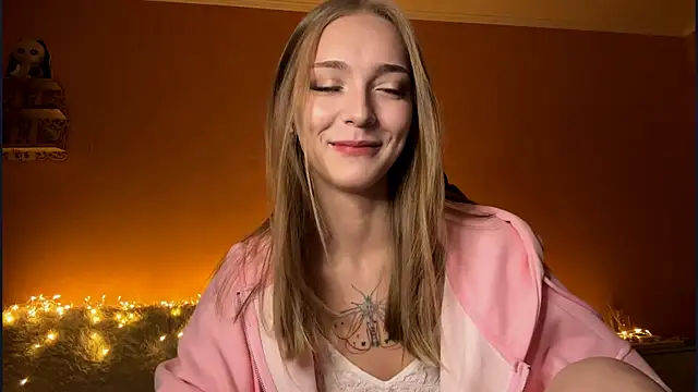 Snapshot of EvaPeace chatting on 10-10-25, 04:19 EvaPeace online show from 10-10-25, 04:19