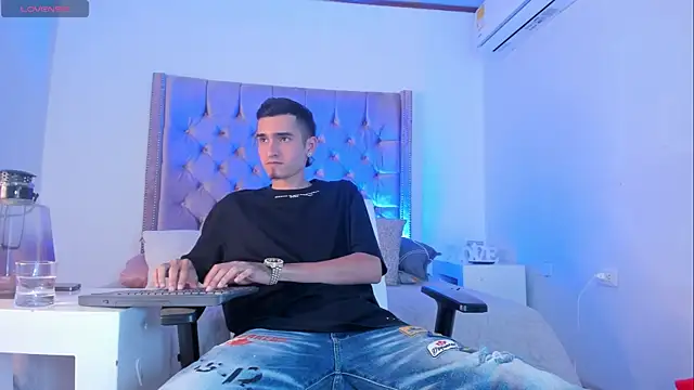Ethan Boy  online show from 10-17-25, 09:38