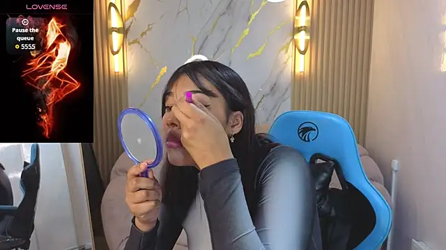 Snapshot of Catherine_b_ chatting on 10-15-25, 08:06 Catherine b online show from 10-15-25, 08:06