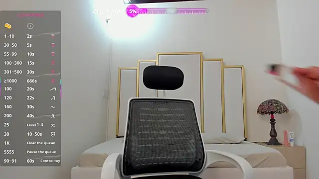 Snapshot of Annylittle_ chatting on 10-19-25, 04:59 Annylittle online show from 10-19-25, 04:59