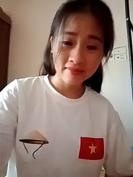 tuongvycute online show from 10-18-25, 12:34