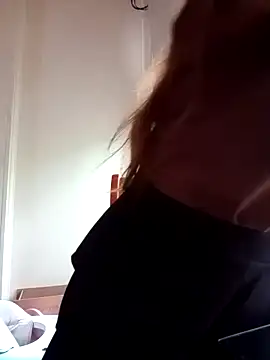 tuongvycute online show from 10-31-25, 12:29