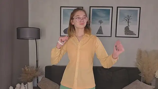 LinhFerrales online show from 10-22-25, 10:04