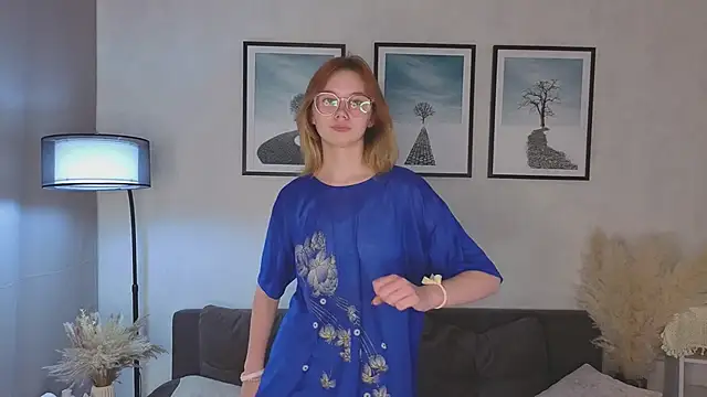 LinhFerrales online show from 10-21-25, 10:03