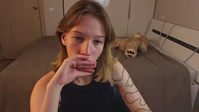 Snapshot of LilyVoise chatting on 10-19-25, 02:31 LilyVoise online show from 10-19-25, 02:31