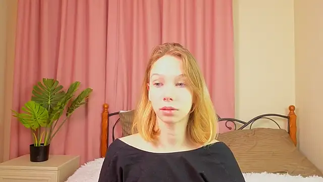 Snapshot of LilyVoise chatting on 10-24-25, 11:31 LilyVoise online show from 10-24-25, 11:31