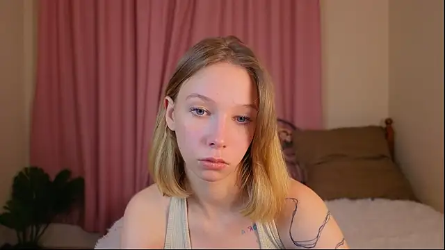 Snapshot of LilyVoise chatting on 10-16-25, 12:35 LilyVoise online show from 10-16-25, 12:35