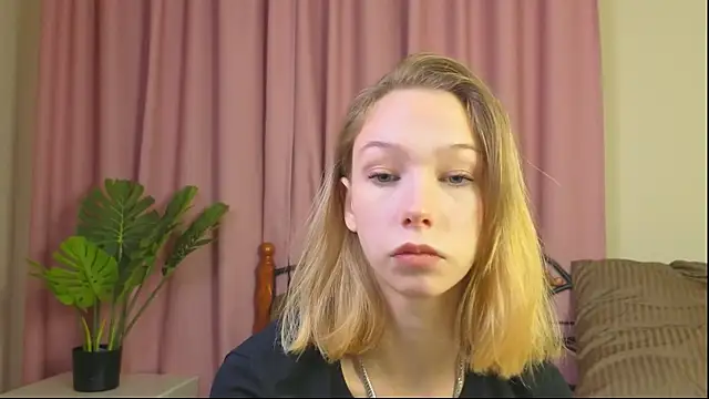 Snapshot of LilyVoise chatting on 10-21-25, 12:26 LilyVoise online show from 10-21-25, 12:26