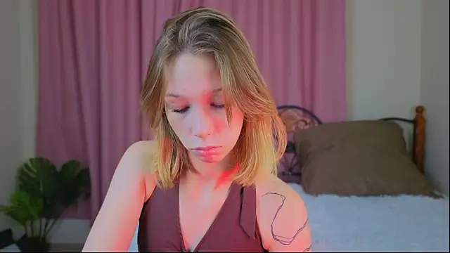 Snapshot of LilyVoise chatting on 10-17-25, 11:56 LilyVoise online show from 10-17-25, 11:56