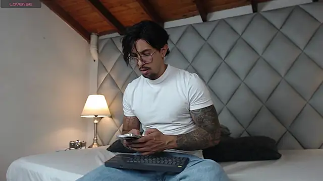 Liam Espinoza online show from 10-19-25, 07:49