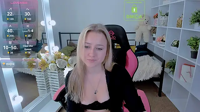 Lulu   Moon online show from 10-29-25, 07:07