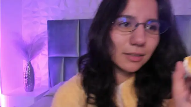 HollyPeach online show from 04-09-26, 07:31