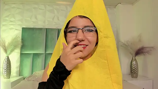 HollyPeach online show from 04-06-26, 07:37