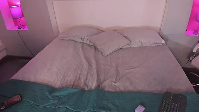 HollyPeach online show from 10-21-25, 12:04
