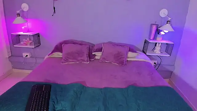 HollyPeach online show from 10-18-25, 03:52