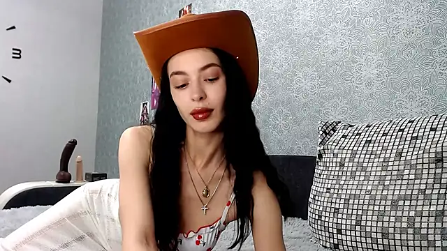 Daphne Darkthorn online show from 10-18-25, 03:08