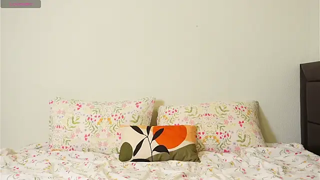 Snapshot of KiraAvery11 chatting on 06-12-26, 02:20 KiraAvery11 online show from 06-12-26, 02:20