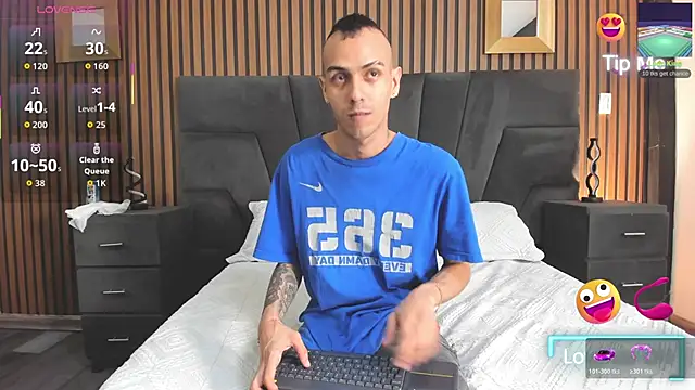 DerryAndIzzy online show from 11-12-25, 04:16