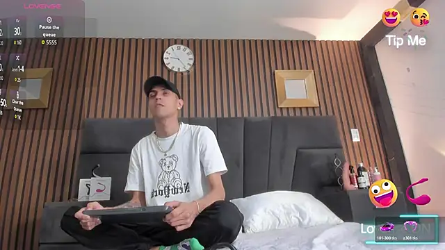 DerryAndIzzy online show from 11-18-25, 04:49