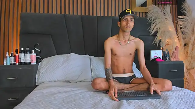 DerryAndIzzy online show from 01-13-26, 04:49