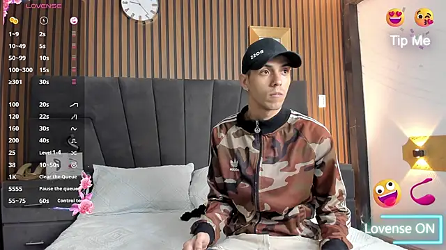 DerryAndIzzy online show from 10-25-25, 04:00