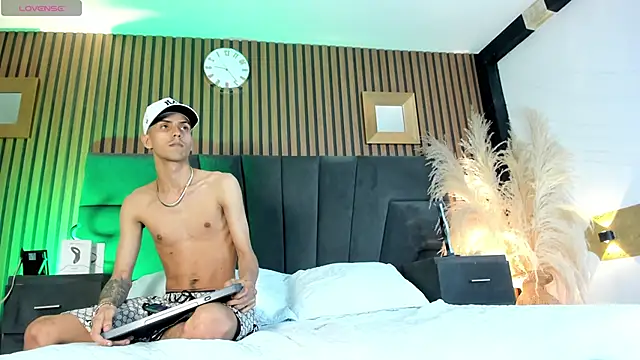 DerryAndIzzy online show from 12-19-25, 05:10