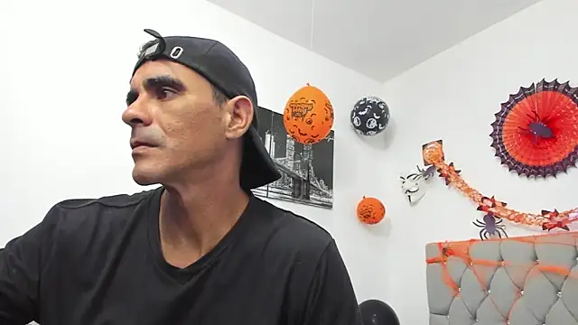 Sofi And Santy online show from 10-15-25, 01:26