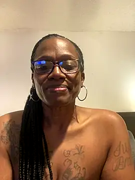 Snapshot of SweetCandy85 chatting on 11-02-25, 01:21 SweetCandy85 online show from 11-02-25, 01:21