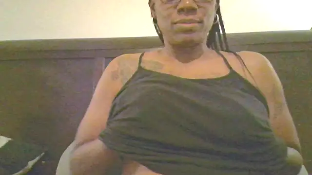 Snapshot of SweetCandy85 chatting on 10-24-25, 02:21 SweetCandy85 online show from 10-24-25, 02:21