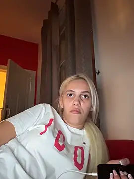 Snapshot of Andreea-Tina01A chatting on 10-13-25, 06:42 Andreea-Tina01A online show from 10-13-25, 06:42