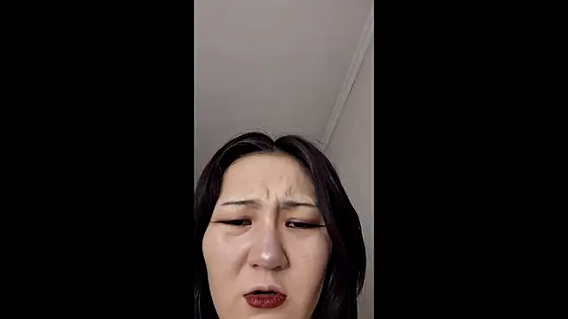 Snapshot of Lyndasilk chatting on 05-19-26, 04:25 Lyndasilk online show from 05-19-26, 04:25