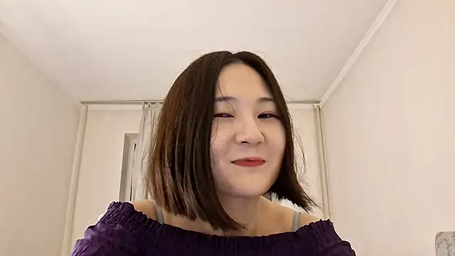 Snapshot of Lyndasilk chatting on 02-23-26, 04:18 Lyndasilk online show from 02-23-26, 04:18