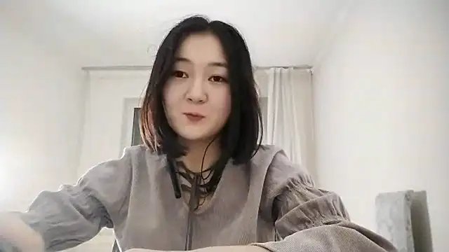 Lyndasilk online show from 10-19-25, 02:09