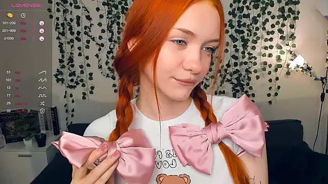 Snapshot of Foxy_blush chatting on 10-19-25, 09:06 Foxy blush online show from 10-19-25, 09:06