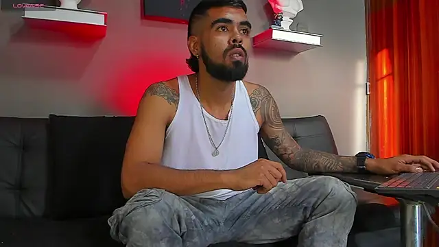 Snapshot of black_kameron_ chatting on 10-28-25, 09:47 black kameron  online show from 10-28-25, 09:47