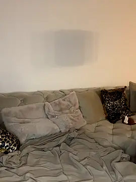 Snapshot of Roxane880 chatting on 11-13-25, 07:40 Roxane880 online show from 11-13-25, 07:40