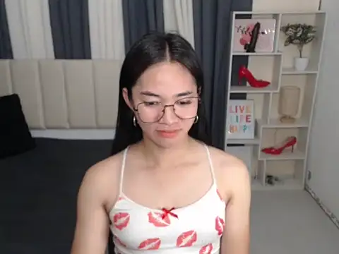 Snapshot of PetiteAsianMarian chatting on 10-15-25, 10:12 PetiteAsianMarian online show from 10-15-25, 10:12