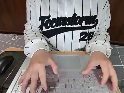 Hanna Mina online show from 12-17-25, 05:01