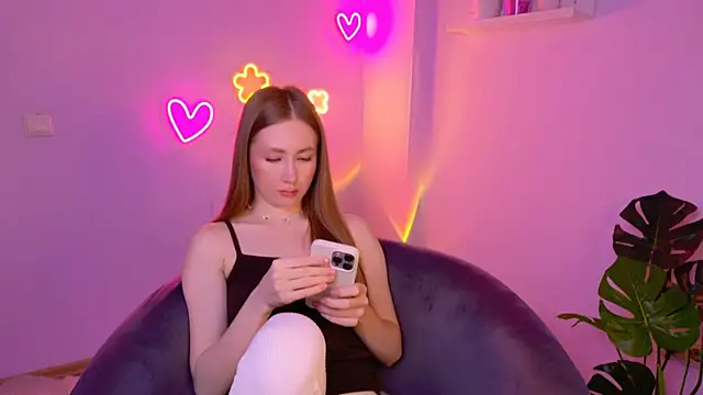 Snapshot of EllyColins chatting on 05-31-26, 02:50 EllyColins online show from 05-31-26, 02:50