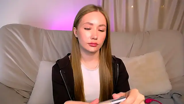 Snapshot of EllyColins chatting on 05-26-26, 03:26 EllyColins online show from 05-26-26, 03:26