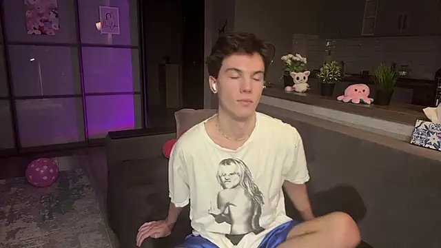 Jeremy1Scott online show from 11-23-25, 03:38