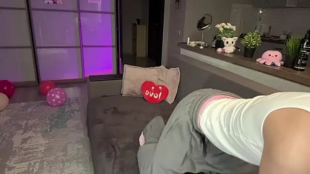 Jeremy1Scott online show from 11-26-25, 03:28