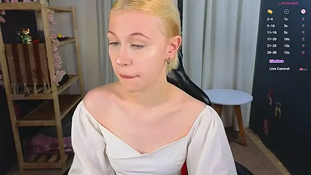 Snapshot of lovedrope chatting on 11-25-25, 05:35 lovedrope online show from 11-25-25, 05:35