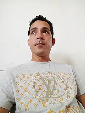 Snapshot of David_man33 chatting on 10-23-25, 03:43 David man33 online show from 10-23-25, 03:43