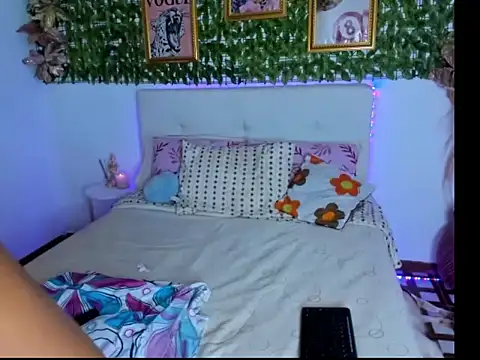 Snapshot of melodi_pink chatting on 10-27-25, 02:23 melodi pink online show from 10-27-25, 02:23