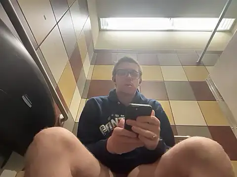 Snapshot of eddieeeeee1232 chatting on 11-12-25, 02:43 eddieeeeee1232 online show from 11-12-25, 02:43