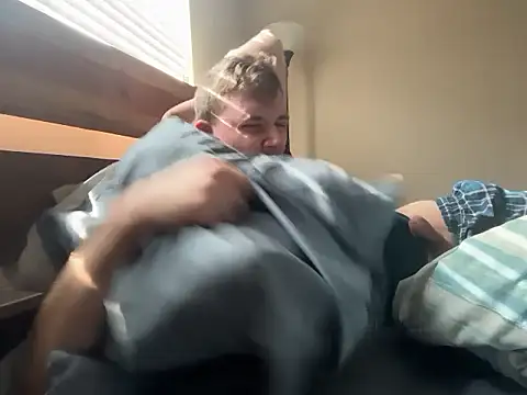 Snapshot of eddieeeeee1232 chatting on 12-15-25, 05:52 eddieeeeee1232 online show from 12-15-25, 05:52