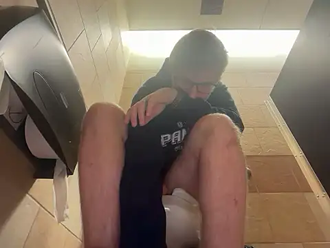 Snapshot of eddieeeeee1232 chatting on 11-10-25, 04:45 eddieeeeee1232 online show from 11-10-25, 04:45