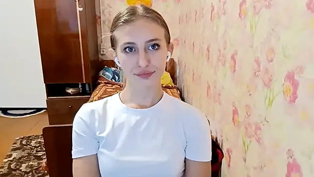 Snapshot of AmeliLia chatting on 10-16-25, 02:03 AmeliLia online show from 10-16-25, 02:03